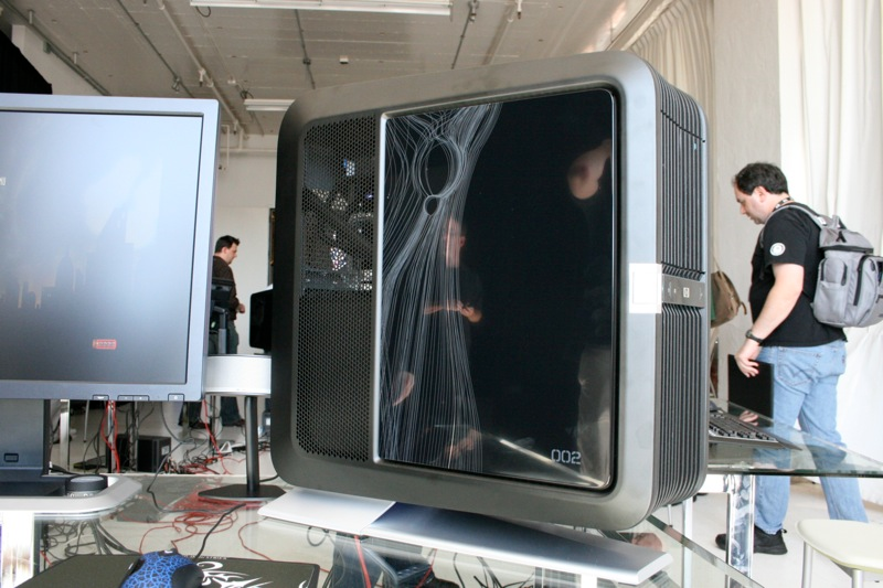 Illustration for article titled The Love Child of HP and Voodoo: Blackbird 002 Gaming PC Photos and Impressions